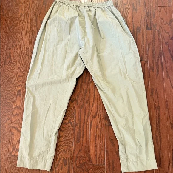 Halle Berry x Sweaty Betty Maia Woven Jogger in Chalkgreen - Picture 7 of 9